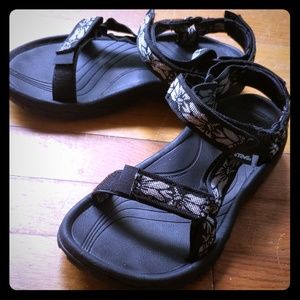 Teva's summer must-haves!! Women size 6